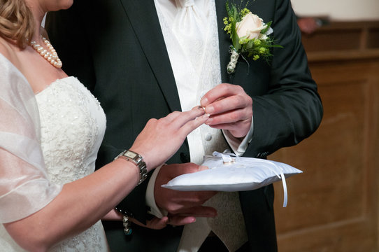 Hochzeit Trauung Standesamt Braut H&auml;nde Ringe