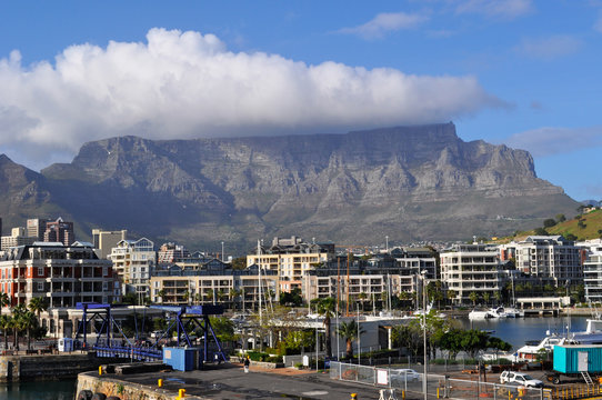 Sud Africa, 17/09/2009: la Table Mountain, la montagna dalla cima piatta simbolo di Città del Capo, vista dal lungomare Victoria & Alfred Waterfront