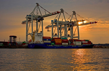 Containerschiff im Hafen