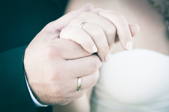 Hochzeit H&auml;nde Ring Braut kleid