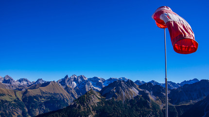 Alpen Panorama von Fellhorn im Allgäu im Herbst mit schneebedeckten Gipfeln