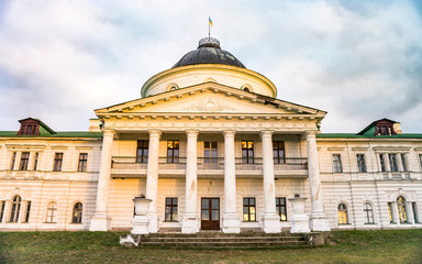 Obraz premium Kachanivka palace and park at autumn. Park zone and buildings.