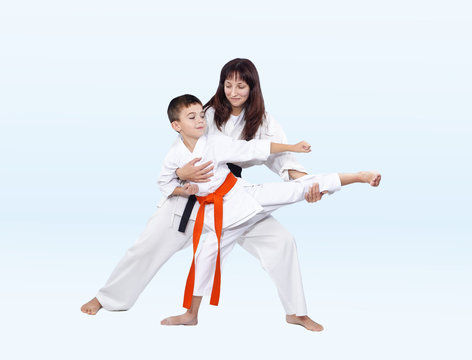 Karateka beats kicking trainer corrects