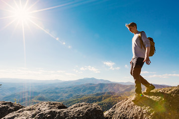 Fototapeta premium Man walking on the edge of a cliff