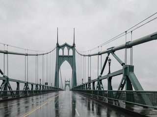 Fototapeta premium Rainy Day St. John's Bridge in Portland