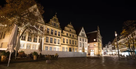 Foto auf Acrylglas  Künstlerisches Denkmal alter markt bielefeld germany at night