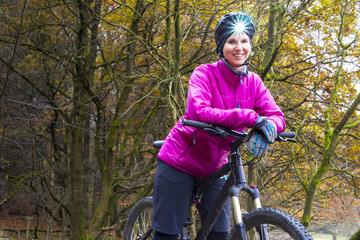 Frau auf dem Mountainbike mit Stirnlampe