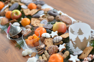 Advent Weihnacht üppigeTischdekoration aus Früchten, Zimtsternen und Lebkuchen, selektiver Fokus