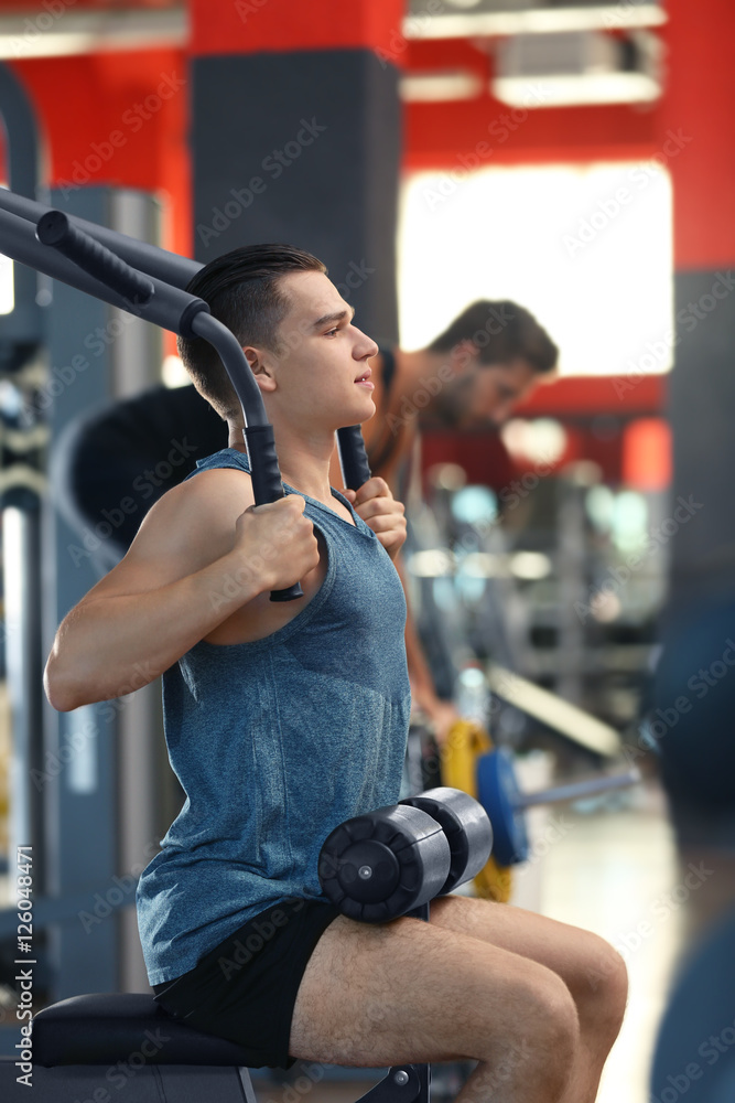 Poster Young man training in fitness gym