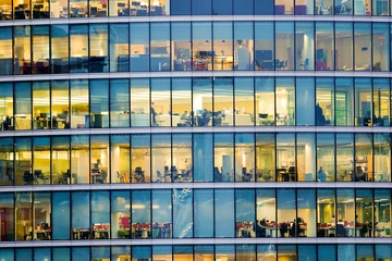 Fotobehang Stadsgebouw Mensen die werken in een kantoorgebouw in Londen