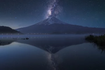Fotobehang Fuji Mount Fuji bij Lake Kawaguchiko, schemering