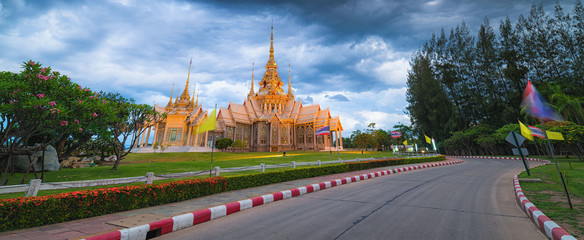 Obraz premium Wat Non Kum Temple in thailand. .