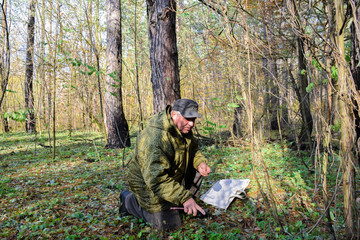 Naklejka premium Mature caucasian man in the autumn forest