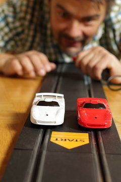Spielzeugautorennbahn, Mann mit Dr&uuml;cker