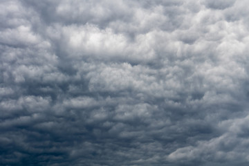 Obraz premium Złowieszcze szare chmury burzowe