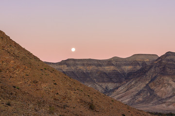 Mond geht auf über der Naukluft, Namib-Naukluft-Park