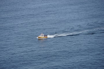 kleines Fährboot auf dem offenen Meer