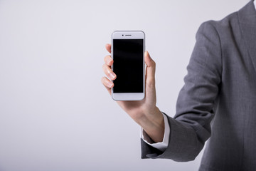 スマホを持つ日本人女性