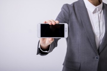 スマホを持つ日本人女性