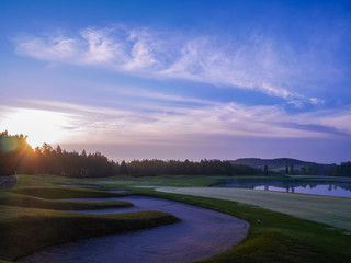 Fototapeta premium 北海道ゴルフ場の夜明け 朝焼けと池が美しい夏の朝のコース