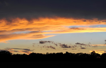 Romantischer Abendhimmel, etwas bedrohlich