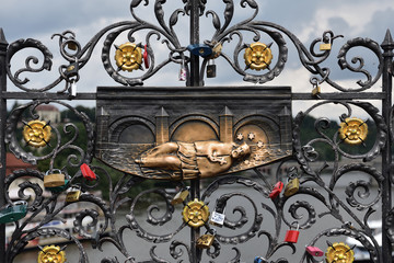 Figur des Heiligen Nepomuk auf der Karlsbrücke | Prag
