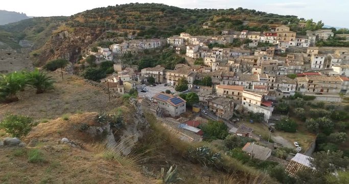 Condojanni, vista di un piccolo paesino rurale sulle montagne Calabresi