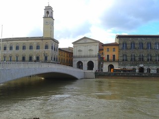 Ponte di mezzo con Arno in piena