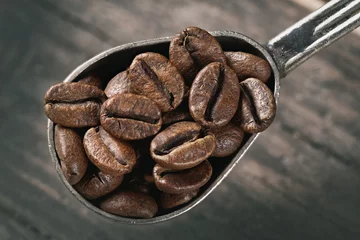 Rugzak group of coffee beans on a spoon © spaxiax