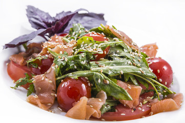 salad of red fish with tomato and basil rucola