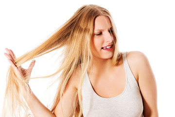 Obraz premium Young beautiful woman with messy hair