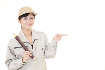 指示する笑顔の女性作業員