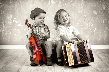Kinder mit Musikinstrumenten, Spaß in der Kindheit