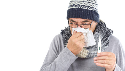 kranker Senior mit Taschentuch und Fieberthermometer - Grippe