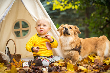 Hund und Kind vor dem Indianerzelt