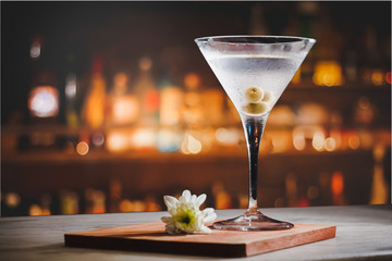 Cocktail Martini sur comptoir bar.