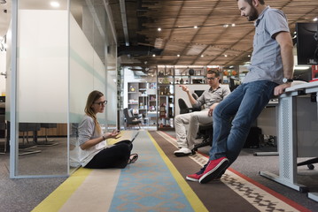 Obraz premium everyday team meeting and brainstorming
