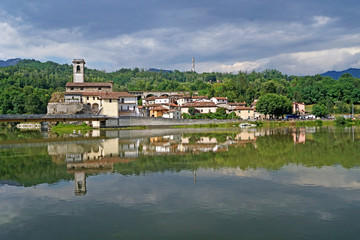 Fototapeta na wymiar lake of pontecosi in garfagnana