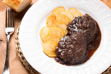 Pork cheeks  stewed with red wine and chips
