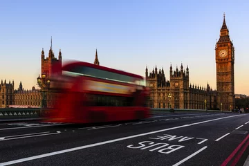 Foto op Plexiglas Londen, Engeland, VK. Rode bussen wazig in beweging op Westminster b © Gorilla