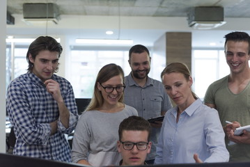 Obraz premium startup business people group working as team to find solution