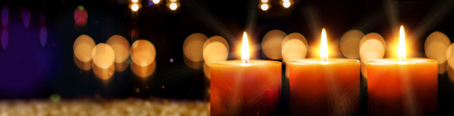 Kerze - adventskerze auf dunklem Hintergrund mit Unschärfe