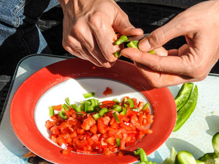 personne qui coupe un poivron