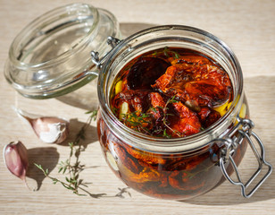 Sun dried tomatoes with olive oil, garlic and thyme
