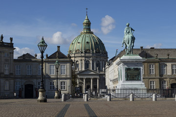Fototapeta na wymiar Statue of King Frederik 5 in front of Marmorkirken Copenhagen, D
