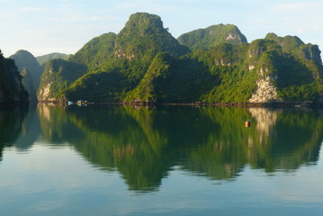 Fototapeta na wymiar Vietnam - baie d'halong, pain de sucre, reflet