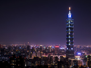 Naklejka premium Cityscape nightlife view of Taipei. Taiwan city skyline at twilight time, public scene from view point at Elephant Mountain Hiking Trail in purple tone