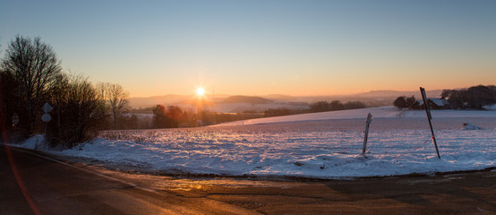 Winter landstraße Asphalt und Leitplanke