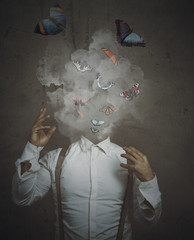 retrato de hombre en una nube llena de mariposas