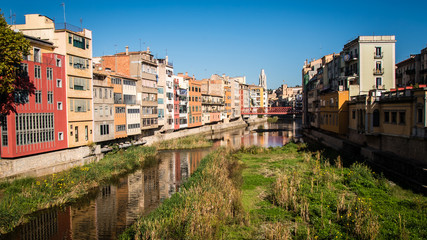 Fototapeta na wymiar Spiegelung bunte Häuser in Girona